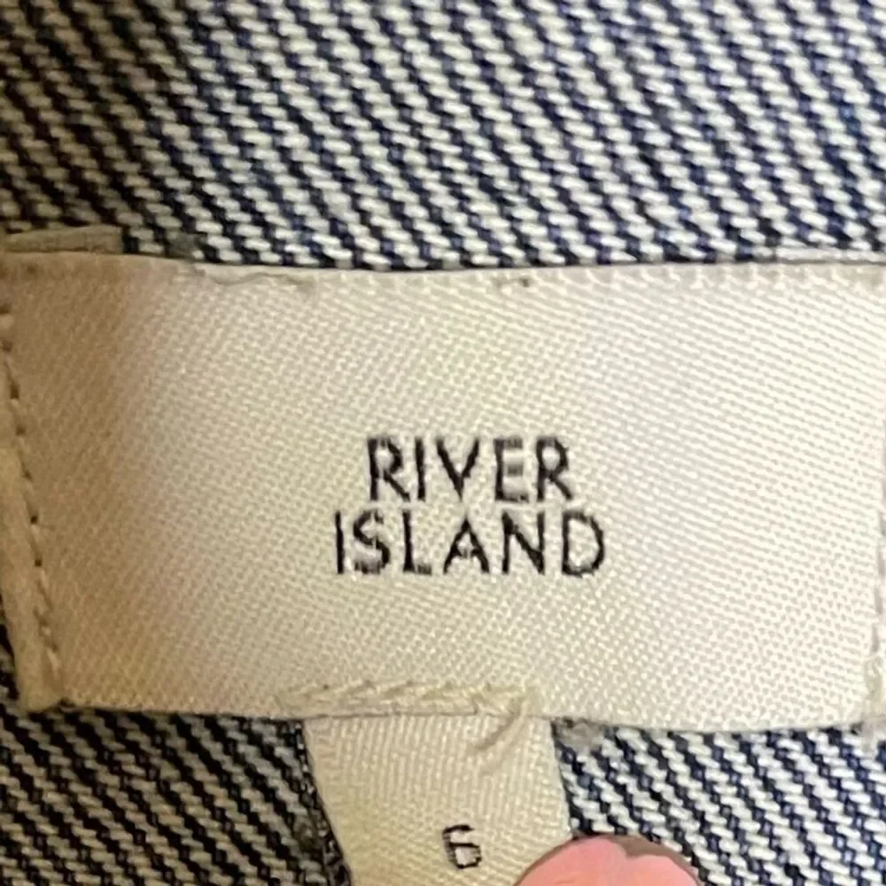 River Island Women’s Blue Denim Jacket Distressed Frayed Edges Long Sleeve - Picture 3 of 5